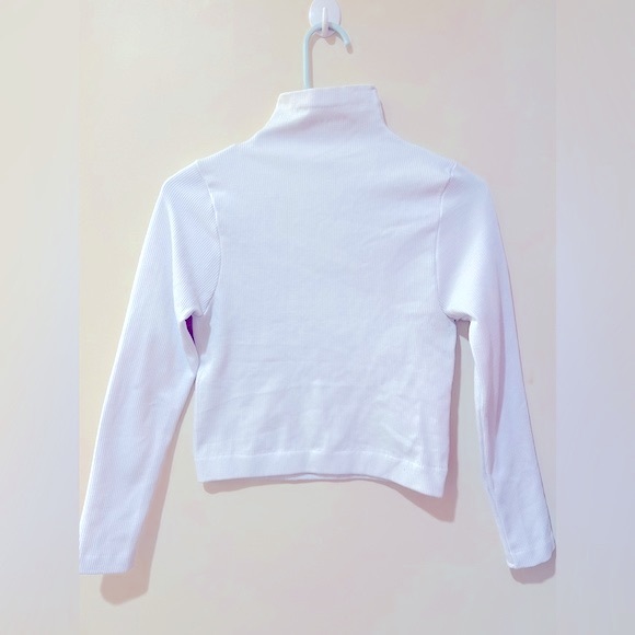 NWOT Macy’s Ribbed White Bella Seamless Ribbed Turtleneck Short Top Blouse - Picture 2 of 4